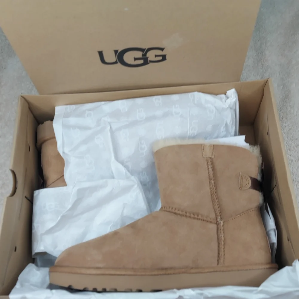 UGG Bailey Mini Bow II Chestnut Winter Boots Women's Size 7 Brand New In Box